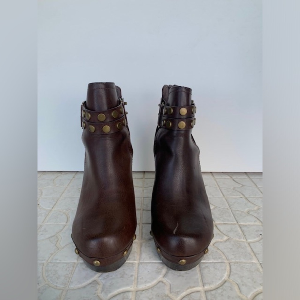 SOLD!!! Pre-Owned Nature Breeze Ankle High Women’s clog booties